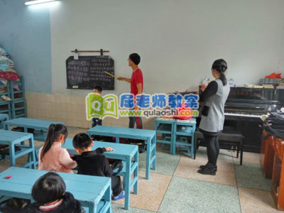 大班主题公开课教案及教学反思《红红中国结》